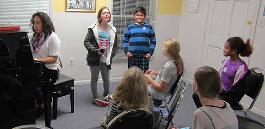Kids singing in voice class